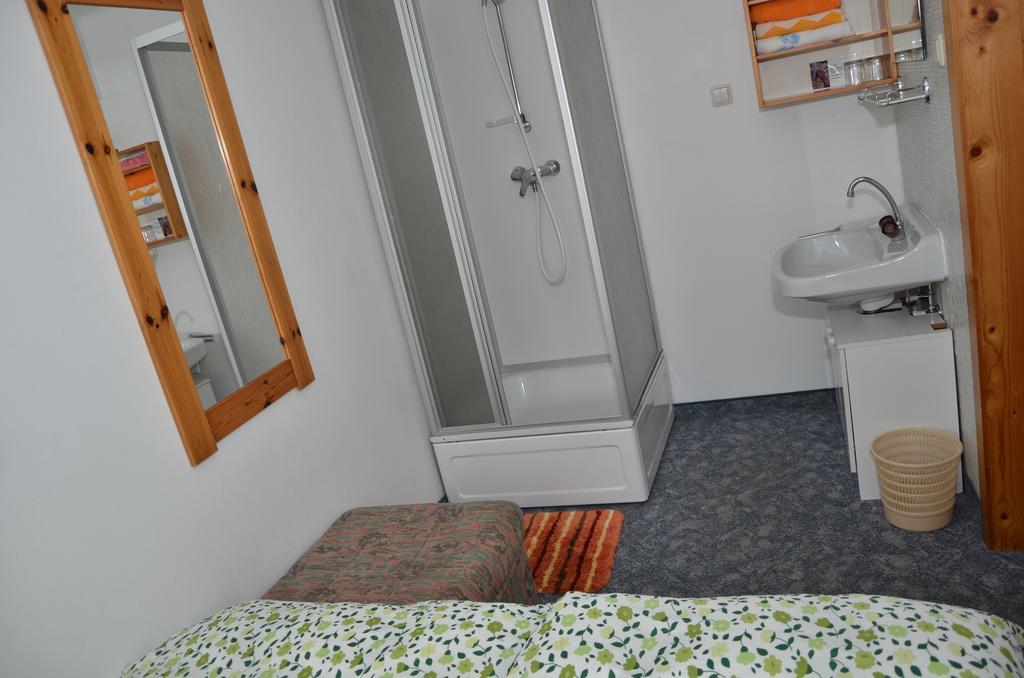 Haus Dachstein Schnitzer Otel Eben Im Pongau Oda fotoğraf