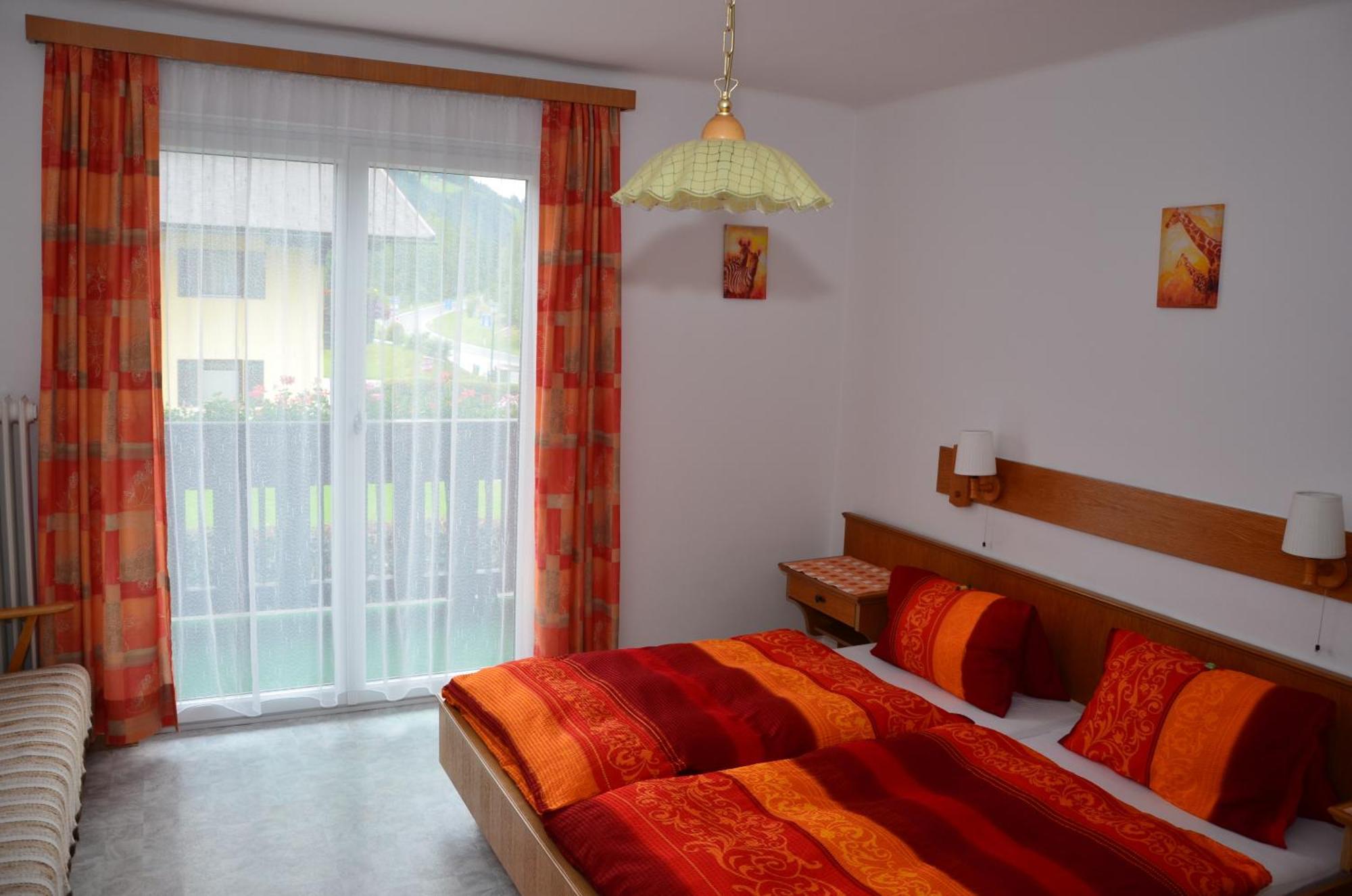 Haus Dachstein Schnitzer Otel Eben Im Pongau Oda fotoğraf