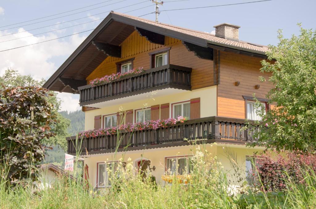 Haus Dachstein Schnitzer Otel Eben Im Pongau Dış mekan fotoğraf